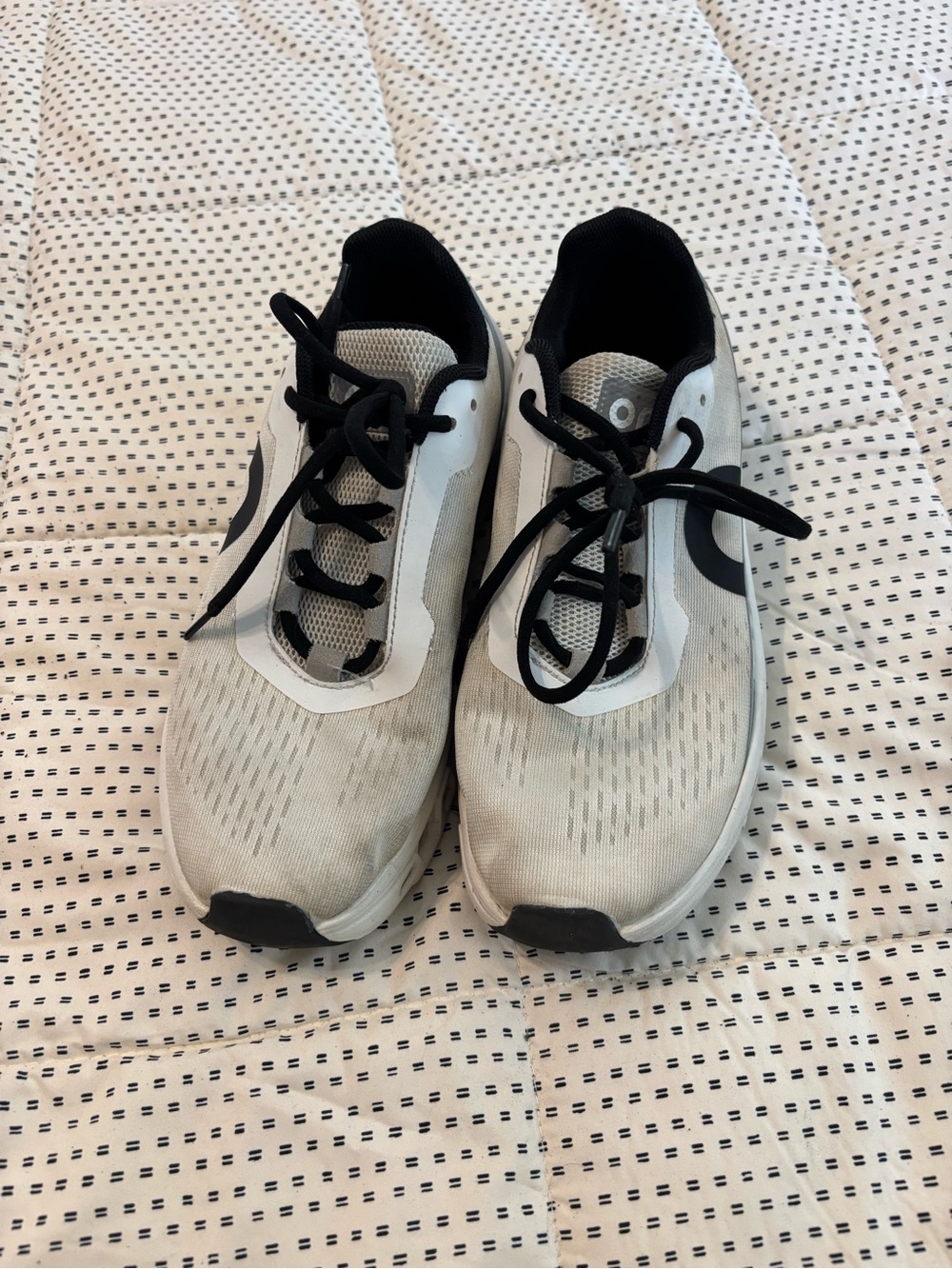 Source Unknown White and Black Athletic Sneakers